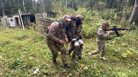 Отработка эвакуации: двое выносят условно раненого, третий прикрывает